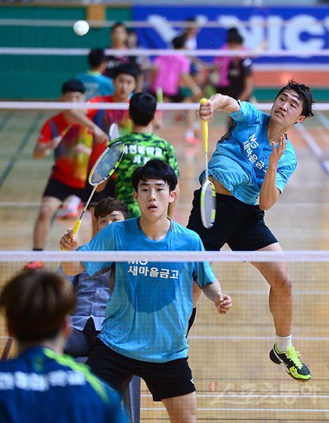 ‘이용대 올림픽제패기념 2017 화순 전국학교대항 배드민턴선수권대회’가 22일부터 28일까지 전남 화순군 하니움문화스포츠센터와 이용대체육관에서 열린다. 26일 남자대학부 복식 준결승에서 백석대 안진하(위)-박문선 조가 스매싱 공격을 하고 있다. 화순 | 김종원 기자 won@donga.com