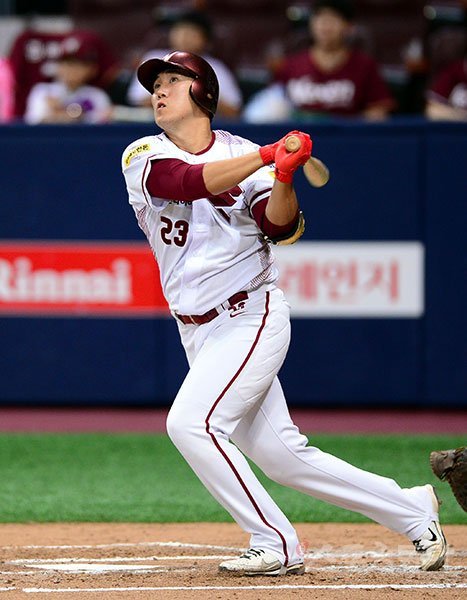 23일 서울 고척 스카이돔에서 ‘2017 타이어뱅크 KBO리그‘ 넥센 히어로즈와 kt 위즈의 경기가 열렸다. 3회말 1사에서 넥센 장영석이 kt 선발 피어밴드를 상대로 좌월 동점 솔로 홈런을 쏘아올리고 있다. 고척 | 김민성 기자 marineboy@donga.com