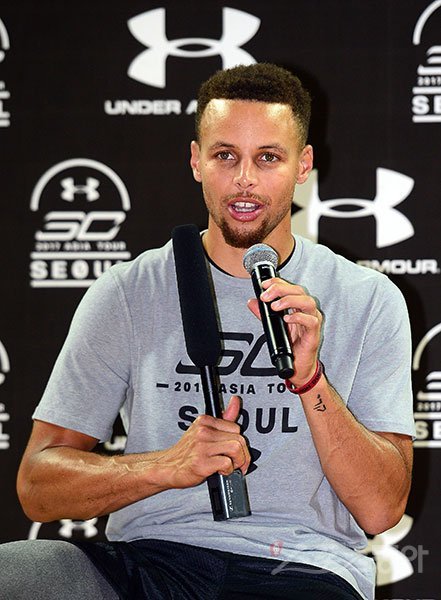 ‘NBA 슈퍼스타’ 스티븐 커리가 국내 농구팬들과 뜻 깊은 추억을 나눴다. 7월 27일 장충체육관에서 열린 내한행사에서 화끈한 쇼맨십과 장기를 동시에 뽐냈다. 장충체육관 ｜ 김진환 기자 kwangshin00@donga.com