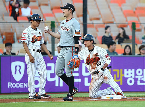 롯데 나경민(오른쪽). 사진제공|롯데 자이언츠
