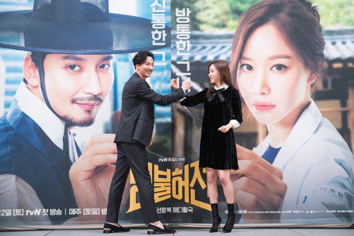 ‘화이팅!’ 김남길(왼쪽)과 김아중이 1일 서울 논현동 임피리얼팰리스 호텔에서 열린 케이블채널 tvN 드라마 ‘명불허전’ 제작발표회에 참석해 포즈를 취하고 있다. 사진제공｜tvN