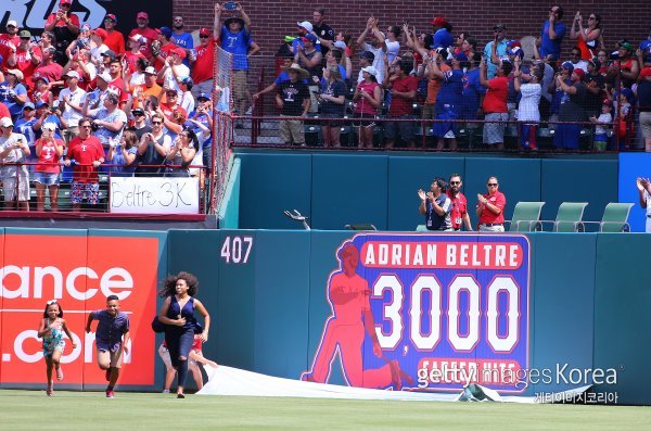 텍사스 아드리안 벨트레가 7월 31일(한국시간) 볼티모어전에서 통산 3000안타를 기록하자 딸 카산드라(오른쪽부터)와 아들 아드리안 주니어 그리고 막내딸 카닐라 등 아이들이 아빠를 축하하기 위해 필드로 뛰어나오고 있다. 때마침 펜스에는 미리 준비한 대기록 축하 메시지가 등장했다. 이닝 종료 후나 클리닝 타임을 이용해 기록달성을 축하하는 한국 프로야구와는 사뭇 다른 모습이다. 사진=ⓒGettyimages이매진스