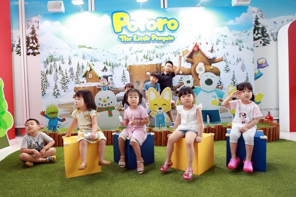 아이들이 별도 마련된 포토존에서 뽀로로 친구들과 기념사진을 찍고 있다.