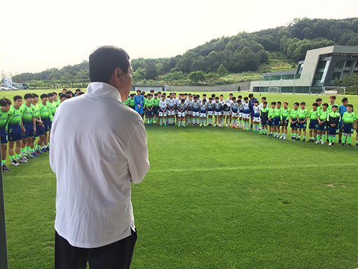 전북현대 최강희 감독이 전북클럽하우스를 찾은 전북 유소년 선수단에 격려의 말을 하고 있다. 사진제공 | 전북현대