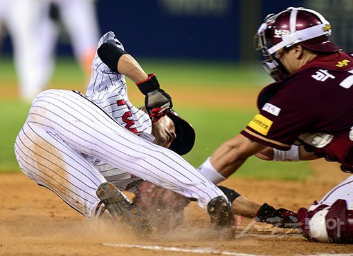 26일 서울 잠실야구장에서 ‘2017 타이어뱅크 KBO리그‘ LG 트윈스와 넥센 히어로즈의 경기가 열렸다. 9회말 2사 2루에서 LG 이형종의 안타 때 2루 대주자 황목치승이 넥센 박동원의 태그를 피해 득점에 성공하고 있다. 원심은 아웃이었으나 LG가 비디오 판독을 요청해서 세이프로 번복됐다. 잠실 | 김민성 기자 marineboy@donga.com