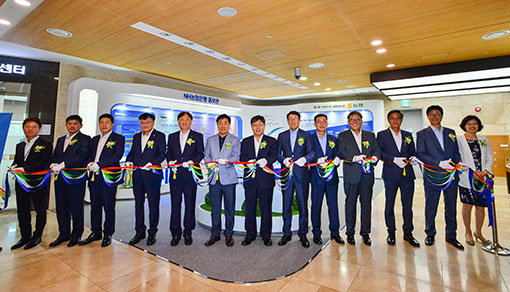 NH농협은행 관계자들이 홍보관 개관식에서 테이프 커팅을 하고 있다. 사진제공 l NH농협은행