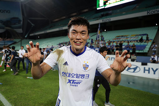 ‘울산 호랑이’ 이종호가 친정팀 전북 현대를 쓰러뜨리고 포효했다. 울산 이종호는 8월 6일 전주월드컵경기장에서 열린 K리그 클래식 전북전서 후반 29분 결승 헤딩골을 터뜨려 팀에 1-0 승리를 안겼다. 사진제공 ｜ 한국프로축구연맹
