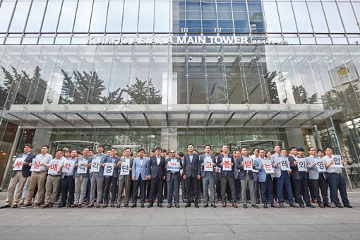 8일 서울 광화문 금호아시아나본관 사옥 앞에서 금호타이어 영업부문 임직원들과 해외 바이어 등 약 100여 명이 부실 매각을 반대하는 침묵 시위를 벌이고 있다.사진제공｜금호타이어