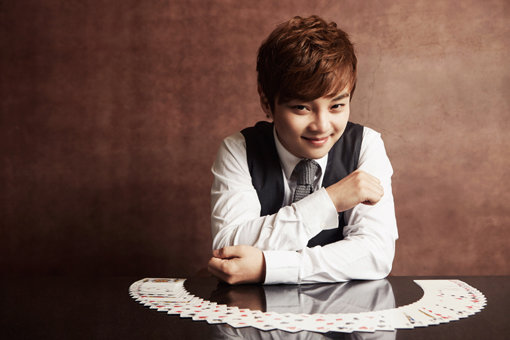 “100번 봐도 모를 걸?” 해리포터의 실사판으로 불리는 마술사 최현우가 20주년을 맞아 제작한 ‘ASK?’를 다시 한 번 무대에 올렸다. 자신의 장기인 카드마술을 선보이기 전 야릇한(?) 미소를 짓고 있는 최현우.
사진제공 ㅣ 라온플레이