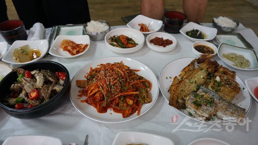 새콤 달콤 매콤이 한데 어우러진 여수 백천선어마을의 서대회무침(가운데)과 돌게로 담근 간장게장(왼쪽), 삼치 갈치 등으로 이뤄진 모듬 생선구이다. 셋 모두 여름철 식욕을 돋구는 ‘밥도둑’들이다. 여수|김재범 기자 oldfield@donga.com