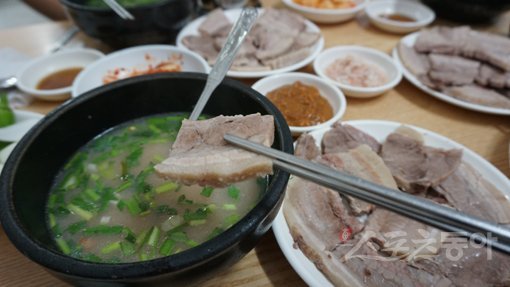 부산 경주국밥과 수육세트. 여수|김재범 기자 oldfield@donga.com