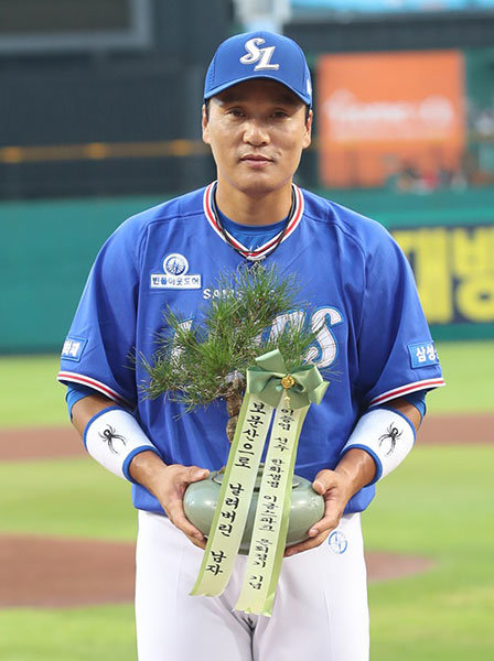 한화가 준비한 보문산 소나무 분재를 받은 이승엽. 사진제공｜삼성 라이온즈