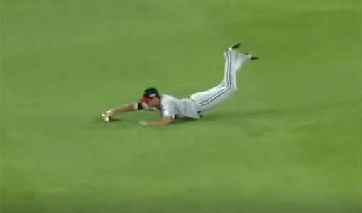 12일 경기에서 멋진 다이빙캐치를 보인 안익훈. 사진｜SBS스포츠 캡쳐