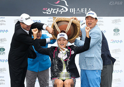 고진영(가운데)이 8월 13일 제주 오라컨트리클럽에서 열린 KLPGA투어 제주 삼다수 마스터스에서 최종합계 17언더파 199타로 우승을 차지한 뒤 물세례를 받고 있다. 사진제공｜KLPGA