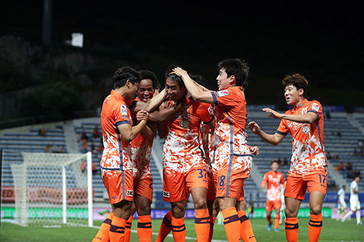 제주유나이티드의 김원일(왼쪽 세 번째)이 8월 13일 알펜시아스키점핑타워축구장에서 열린 ‘KEB하나은행 K리그 클래식 2017’ 26라운드에서 강원FC를 상대로 후반 5분 추가골을 터뜨린 뒤 동료들과 함께 기뻐하고 있다.
사진제공 | 한국프로축구연맹