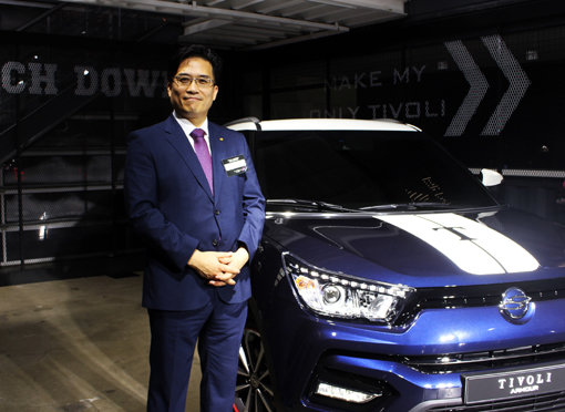 이석우 마케팅 팀장은 다양한 전용 아이템을 원하는 대로 선택하고 조합할 수 있는 커스터마이징을 통해 티볼리의 강점인 스타일을 더욱 강화하고, 실내에는 고급감을 더해 40∼50대 고객층까지 흡수할 계획이라고 밝혔다. 사진제공 | 쌍용자동차