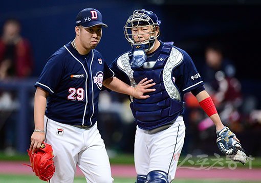 26일 서울 고척스카이돔에서 ‘2017 타이어뱅크 KBO리그‘ 넥센 히어로즈와 두산 베어스의 경기가 열렸다. 8회말 1사 1, 2루에서 넥센 이택근 타석 때 두산 선발 유희관이 교체되며 양의지의 격려를 받고 있다. 고척 | 김민성 기자 marineboy@donga.com