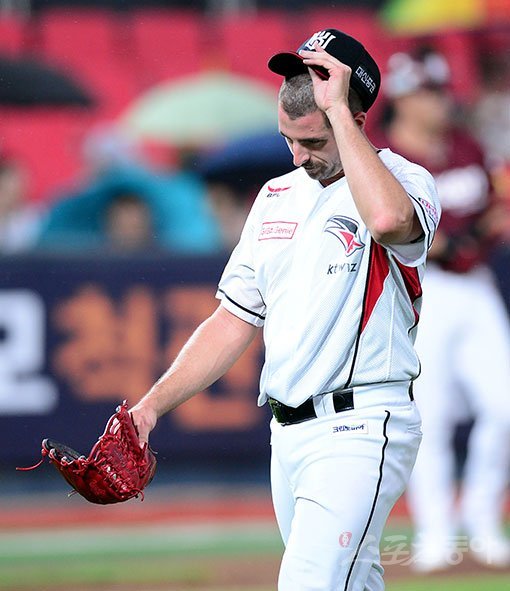 kt 돈 로치는 ‘꼴찌 팀’에서 고군분투하고 있지만 수비의 도움을 받지 못해 12연패를 기록하며 KBO리그 외국인투수 최다연패의 불명예를 떠안았다. 스포츠동아DB