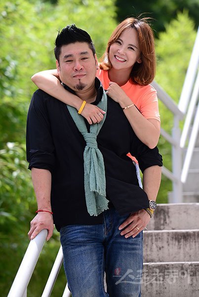 김지우(오른쪽)와 레이먼 킴 부부는 2013년 결혼해 올해 5년째에 접어들었다. 부부는 “각자 직업에 갖는 책임감 그리고 가정에 충실한 마음을 존중한다”고 했다. 딸 루아나리와 함께 하는 일상을 두고서는 “마트에서 싼 물건 찾는, 남과 다르지 않은 평범한 생활”이라고 소개했다. 김종원 기자 won@donga.com