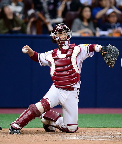 넥센 주효상은 서울고 3학년 때 본격적으로 포수 마스크를 썼고, 프로 입단 2년째인 올해 1군에서 200이닝 이상을 소화하며 존재감을 뽐내고 있다. 무엇보다 ‘신인 포수에게는 육성기간이 필요하다’는 패러다임을 바꾸고 있다는 점이 돋보인다. 스포츠동아 DB