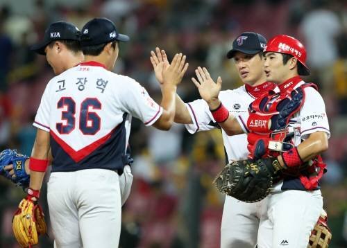 KIA 선수들이 승리 확정 후 하이파이브 하고 있다. 사진제공 | 스포츠코리아