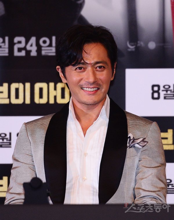 16일 서울 용산구 CGV 용산아이파크몰에서 영화 ‘브이아이피(V.I.P)’ 언론시사회 및 기자간담회가 열렸다. 배우 장동건이 취재진의 질문에 환하게 웃고 있다. 김진환 기자 kwangshin00@donga.com