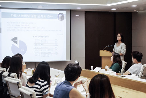 고객패널들이 최근 BC카드 본사에서 열린 고객패널 정기모임에서 개선과제를 발표하고 있다. 사진제공 l BC카드