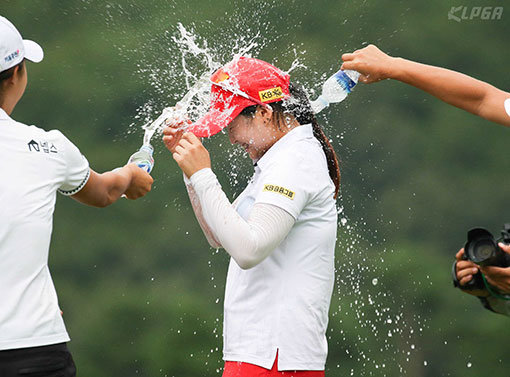 2017시즌 KLPGA 무대를 뒤흔든 고교생 돌풍이 태풍으로 커지고 있다. ‘여고생 골퍼’ 최혜진이 8월 20일 아마추어 고별전이었던 보그너 MBN 여자오픈에서 시즌 2승째를 달성하고 프로 데뷔 준비를 완벽하게 마쳤다. 우승 확정 후 선배 프로 언니들의 축하를 받고 있는 최혜진. 사진제공 ｜ KLPGA