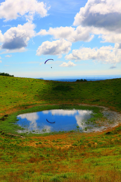 금오름은 오름 정상에 물이 고여 있는 왕매라 불리는 화구호로 이효리 ‘서울’과 트와이스 ‘시그널’ 뮤직비디오에도 등장했다.사진제공|제주관광공사