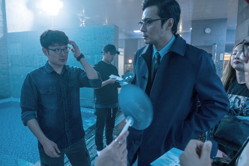 배우 장동건이 새로운 무대로 삼은 첩보액션 ‘V.I.P.’의 촬영현장 모습. 왼쪽은 연출자 박훈정 감독. 사진제공｜영화사 금월