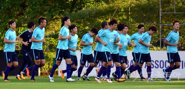 이란(8월 31일), 우즈베키스탄(9월 6일)과 ‘2018 러시아 월드컵’ 아시아지역 최종예선을 앞둔 한국 축구대표팀이 22일 파주국가대표트레이닝센터(NFC)에서 훈련을 가졌다. 축구대표팀 선수들이 가볍게 달리고 있다. 파주 | 김민성 기자 marineboy@donga.com