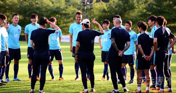 이란(8월 31일), 우즈베키스탄(9월 6일)과 ‘2018 러시아 월드컵’ 아시아지역 최종예선을 앞둔 한국 축구대표팀이 22일 파주국가대표트레이닝센터(NFC)에서 훈련을 가졌다. 축구대표팀 선수들이 모여 신태용 감독의 이야기를 듣고 있다. 파주 | 김민성 기자 marineboy@donga.com