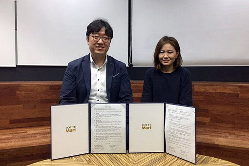 롯데마트 송영철 M큐레이션팀장(왼쪽)과 동물자유연대 홍현진 팀장이 22일 반려동물 입양 캠페인 협약식을 진행했다. 사진제공｜롯데마트