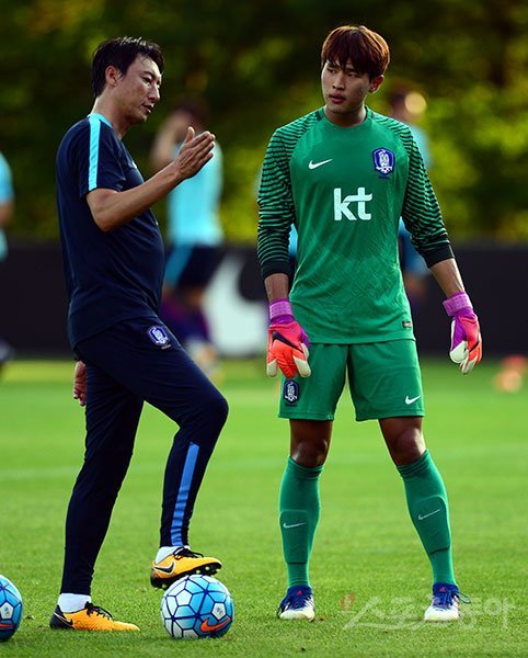연습생 골키퍼 이준(오른쪽)이 8월 22일 파주국가대표트레이닝센터(NFC)에서 열린 축구대표팀 훈련 중 김해운 코치(왼쪽)와 이야기를 나누고 있다.
파주 ｜ 김민성 기자 marineboy@donga.com