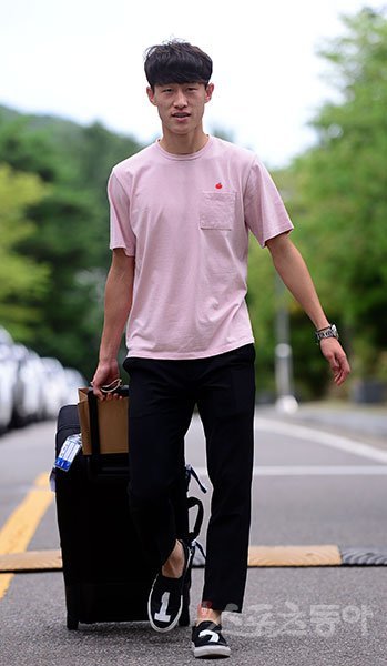 이란(8월 31일), 우즈베키스탄(9월 6일)과 2018 러시아 월드컵 아시아지역 최종예선을 앞둔 한국 축구대표팀이 21일 오후 파주국가대표트레이닝센터(NFC)에 소집됐다. 이재성이 훈련장에 도착하고 있다. 파주 | 김종원 기자 won@donga.com