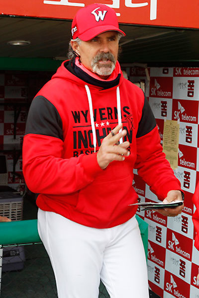 ‘길렀다 잘랐다 다시 길렀다.’ SK 트레이 힐만 감독은 멋들어진 수염을 기르고 KBO리그에 나타났지만 곧 깔끔히 면도를 했다. 최근 다시 수염이 수북이 자랐다. 힐만 감독의 수염은 묘하게 가족의 한국 방문주기에 맞춰 길이가 달라진다. 사진제공|SK 와이번스