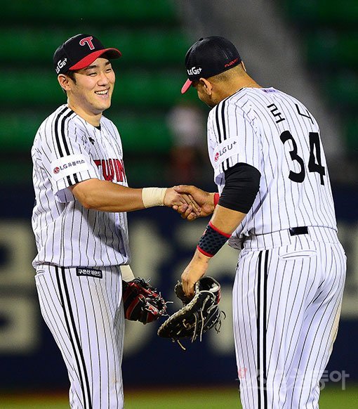 LG 양석환-로니(오른쪽). 스포츠동아DB