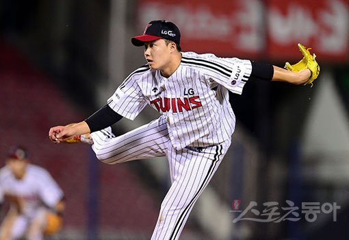 23일 서울 잠실야구장에서 ‘2017 타이어뱅크 KBO 리그 ‘NC다이노스와 LG트윈스 경기가 열렸다. 선발 투수로 등판한 LG 임찬규가 역투하고 있다. 잠실 | 김종원 기자 won@donga.com