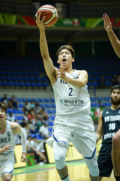 최준용은 2017 FIBA 아시아컵에서 투지 넘치는 플레이로 세대교체에 나선 한국농구대표팀에 희망을 안겼다. 특히 4강행 길목이었던 필리핀과의 8강전에서 거칠게 밀고 들어오는 상대와의 기세 싸움에서 밀리지 않아 팬들의 갈채를 받았다. 치열했던 경기만큼 뒷이야기도 풍성했다. 사진제공｜대한농구협회