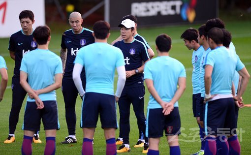 이란(8월 31일), 우즈베키스탄(9월 6일)과 2018 러시아 월드컵 아시아지역 최종예선을 앞둔 한국 축구대표팀이 24일 파주국가대표트레이닝센터(NFC)에서 훈련을 가졌다. 대표팀 신태용 감독이 훈련 지시를 하고 있다. 파주 | 김종원 기자 won@donga.com