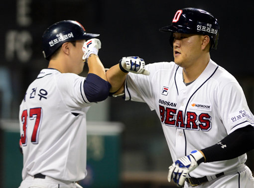 【서울=뉴시스】박주성 기자 = 24일 오후 서울 잠실야구장에서 열린 2017 KBO 리그 넥센 히어로즈 대 두산 베어스 경기, 7회말 원아웃 주자 1, 2루 두산 오재일이 동점 쓰리런 홈런을 치고 팀 동료인 박건우와 기쁨을 나누고 있다. 2017.08.24. park7691@newsis.com
〈저작권자ⓒ 공감언론 뉴시스통신사. 무단전재-재배포 금지.〉