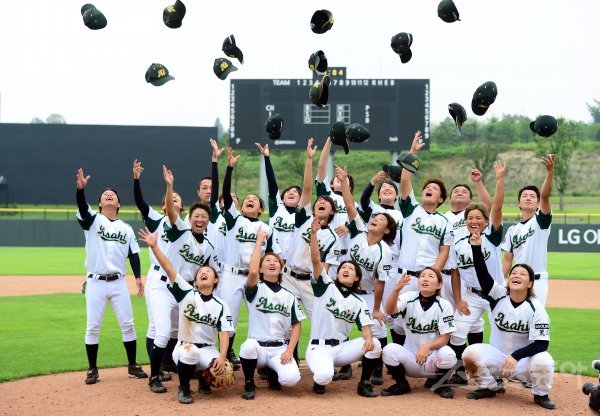 28일 경기도 이천 LG 챔피언스파크에서 ‘제 3회 LG컵 국제여자야구대회 2017’ 일본과 미국의 결승 경기가 열렸다. 일본이 13-0으로 미국을 꺾고 우승을 차지한 뒤 선수들이 그라운드에서 세리머니를 펼치고 있다. 이천 | 김민성 기자 marineboy@donga.com