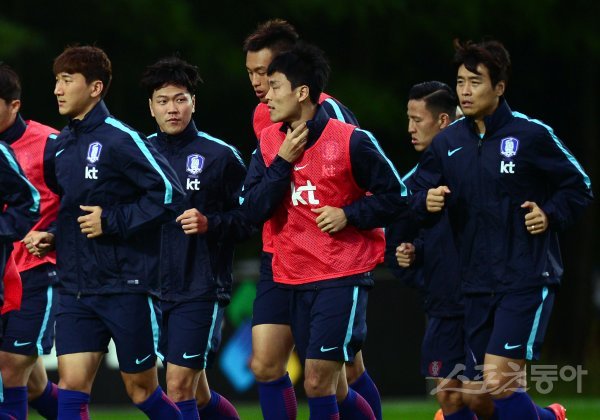이란(8월 31일), 우즈베키스탄(9월 6일)과 2018 러시아 월드컵 아시아지역 최종예선을 앞둔 한국 축구대표팀이 28일 파주국가대표트레이닝센터(NFC)에서 해외파까지 전원이 참가한 가운데 훈련을 가졌다. 대표팀 김영권이 러닝으로 몸을 풀고 있다. 

파주 | 김종원 기자 won@donga.com