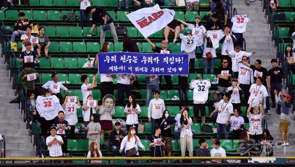 30일 서울 잠실야구장에서 ‘2017 타이어뱅크 KBO 리그’ 롯데자이언츠와 두산베어스 경기가 열렸다. 29일 경기에서 두산 좌익수 김재환에게 야유와 욕설을 날린 자리에 두산 팬들이 김재환을 응원하는 문구를 들고 경기를 관전하고 있다. 김재환은 지명타자로 출전했다. 잠실 | 김종원 기자 won@donga.com