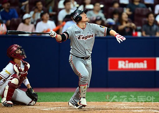 한화 이성열은 홈런을 잘 치지만 삼진이 지나치게 많은 타자라는 이미지가 강했다. 그러나 밀어치는 타격에 눈을 뜨며 발전된 모습을 보여주고 있다. 스포츠동아DB