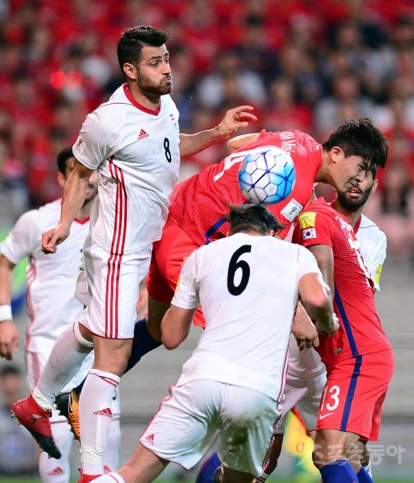 경기장에서 이란과 2018 러시아 월드컵 아시아지역 최종 예선 A조 9차전을 가졌다. 한국 김민재가 이란의 수비수와 공중볼르 다투고 있다. 상암 | 김종원 기자 won@donga.com