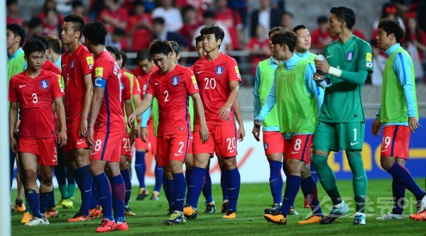 31일 서울 상암 월드컵경기장에서 ‘2018 러시아월드컵’ 한국과 이란의 아시아지역 최종예선 경기가 열렸다. 한국과 이란이 0-0 무승부를 기록한 뒤 축구 대표팀 선수들이 아쉬워하고 있다.  

상암 | 김민성 기자 marineboy@donga.com