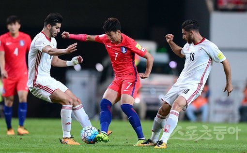 축구국가대표팀 손흥민(가운데)이 8월 31일 서울월드컵경기장에서 벌어진 2018러시아월드컵 아시아 최종예선 A조 9차전 도중 이란 선수 2명 사이에서 볼을 차지하기 위해 안간힘을 다하고 있다. 스포츠동아DB