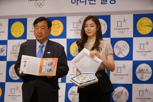 ▶이희범 평창동계올림픽 조직위원장(왼쪽)과 김연아 홍보대사가 최근 서울 서대문구 충정로 풍산빌딩에서 열린 ‘2018 평창
동계올림픽대회 기념은행권과 기념주화(2차분)’ 실물 공개 행사에서 기념은행권과 기념주화를 들고 포즈를 취하고 있다. 사진제공|풍산화동양행