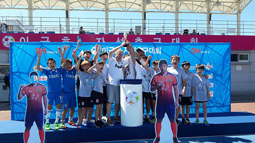 함께 환호하고 있는 자선대회 참가 선수들. 사진제공 ㅣ 스포티즌